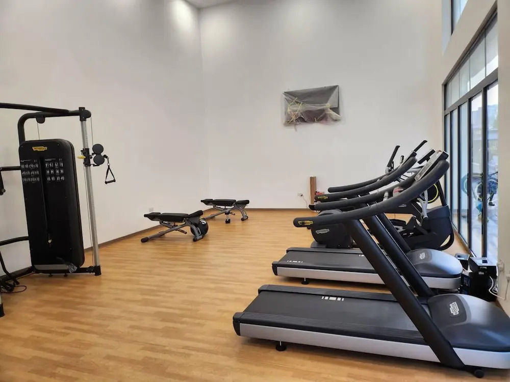 Elegant & Luxury Gem-5 Star Location -pools, Gym!