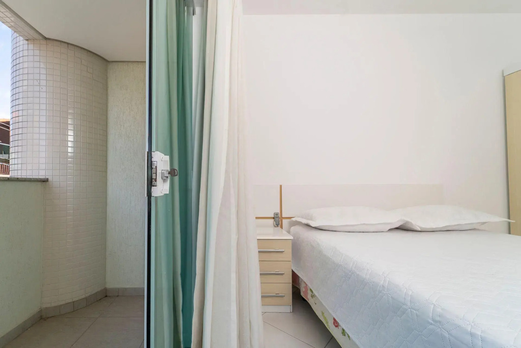 Apartamento 2 Dormitórios No Centro De Bombinhas Com 1 Suite, A 120 Metros Do Ma