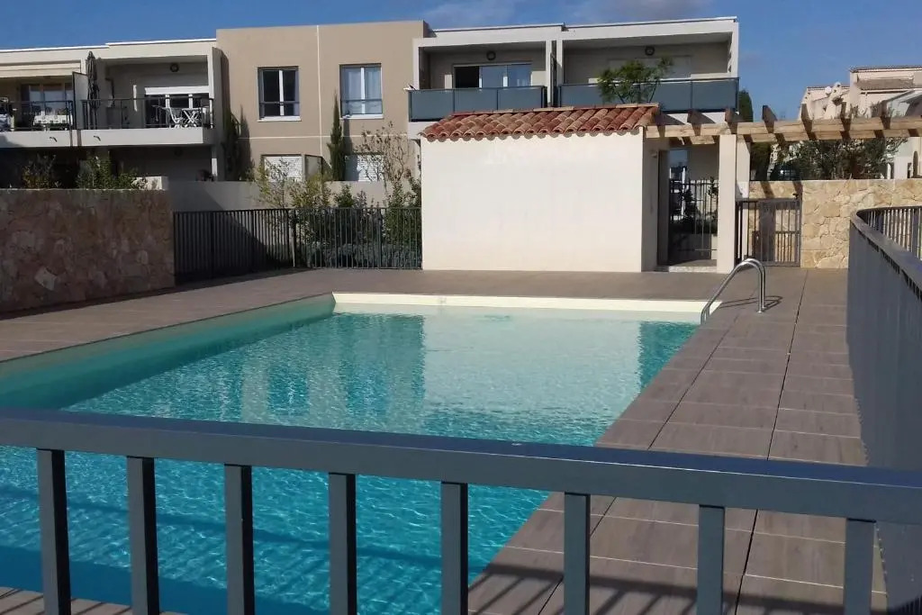 Apartment with swimming pool and garage in a standing residence