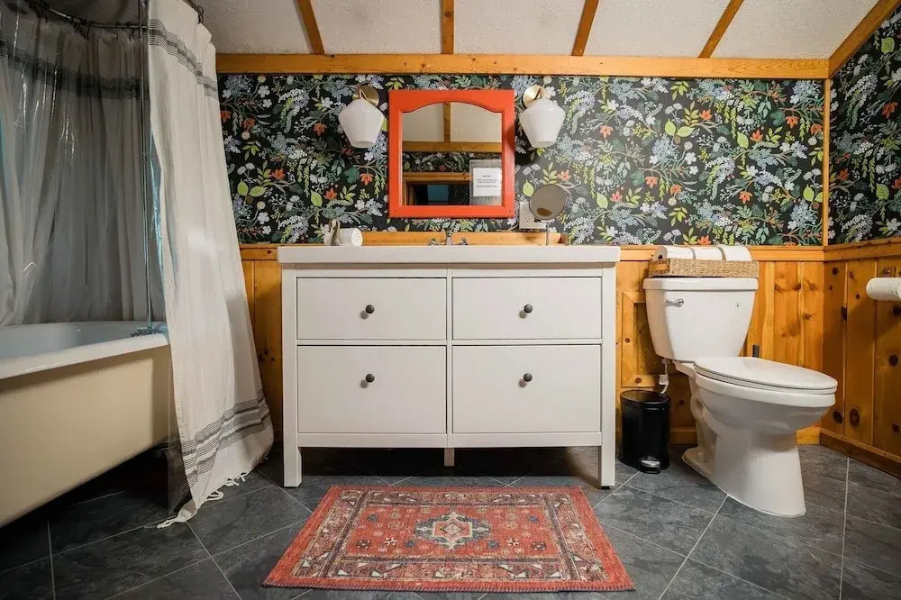 87sl - Starlink - Sauna - Pets Ok - Sleeps 8 2 Bedroom Cabin by RedAwning