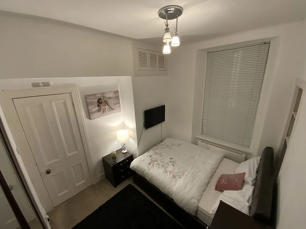 Apartment - Sleeps2 - City Centre - Parking - Yard