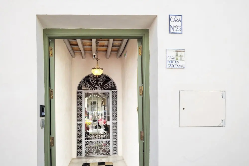 Casa Portus Gaditanus s XVIII Patio Andaluz