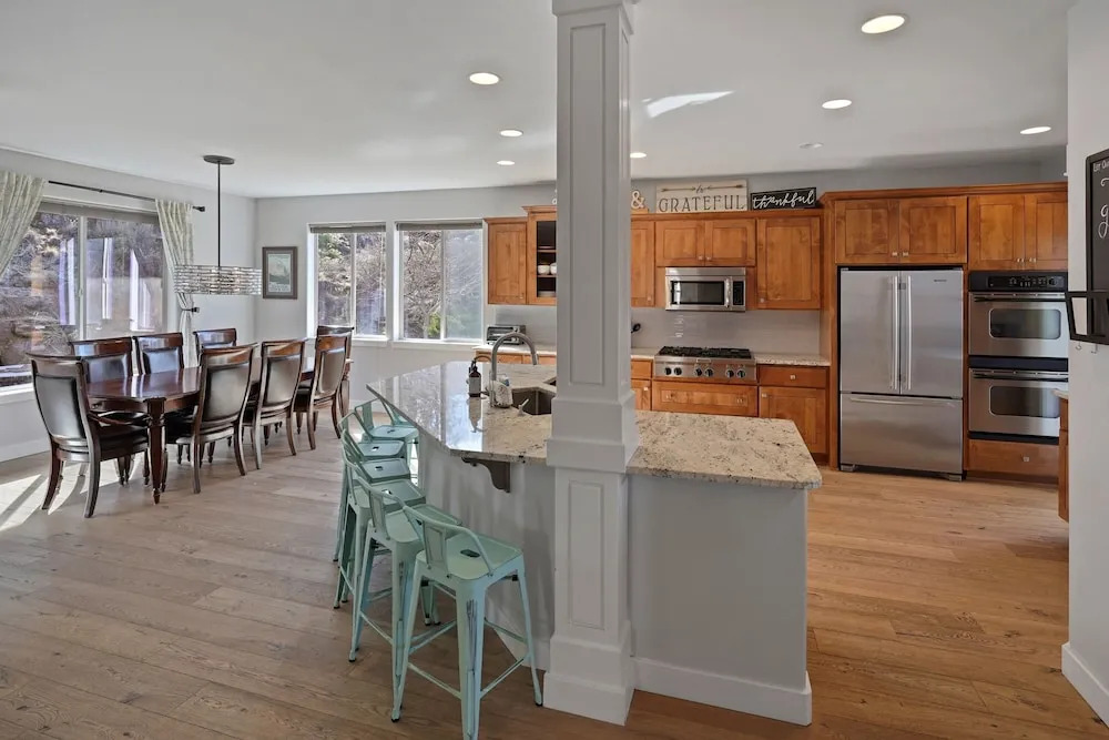 Flagline Trail 5 Bedroom Home by RedAwning