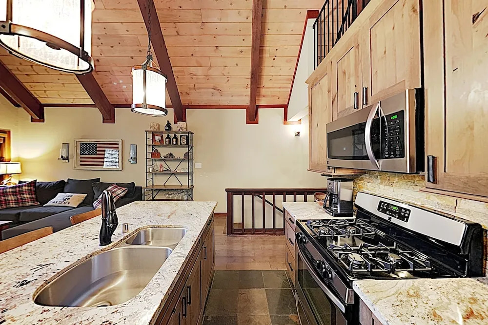 Brookside Townhome: 3 Beaches & Skiing Nearby townhouse