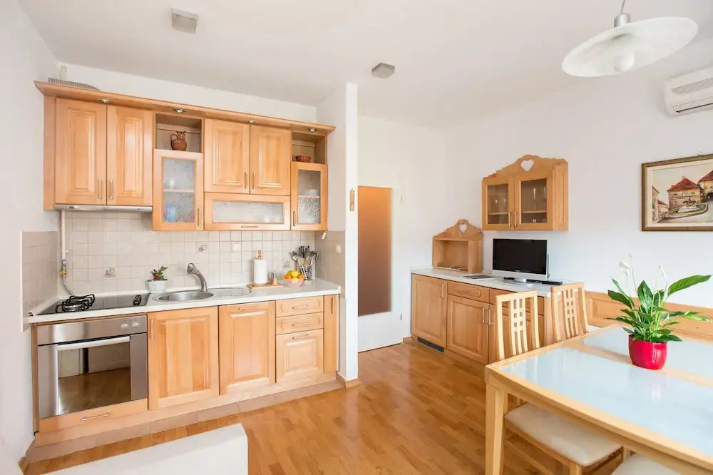 Galileo Apartment - Bright & Cozy with Parking
