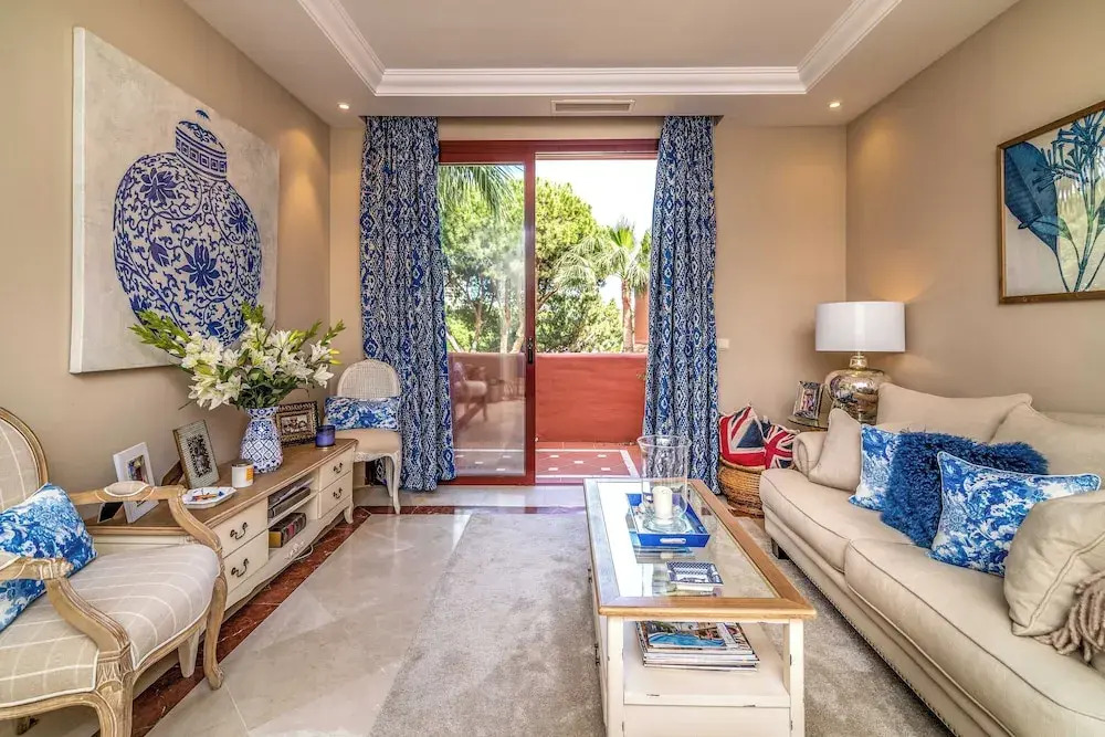 Luxury 2-bed Apartment Elviria - Pool, Sauna & gym