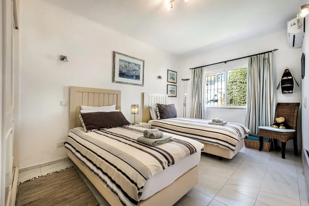 4 Bedrooms Private Pool Close To All Amenities