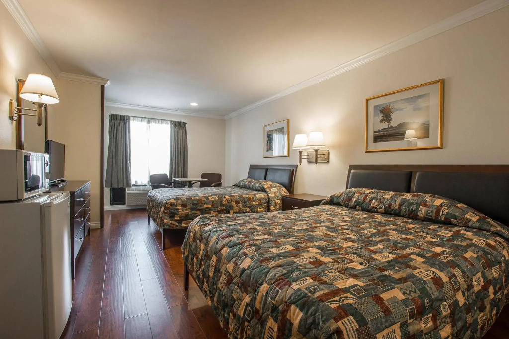 Palm Inn Hotel near Tyler Mall Riverside