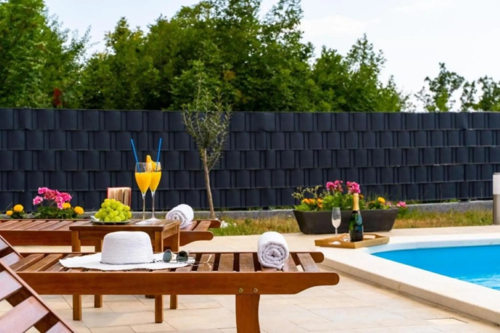 Pax - With Pool - H