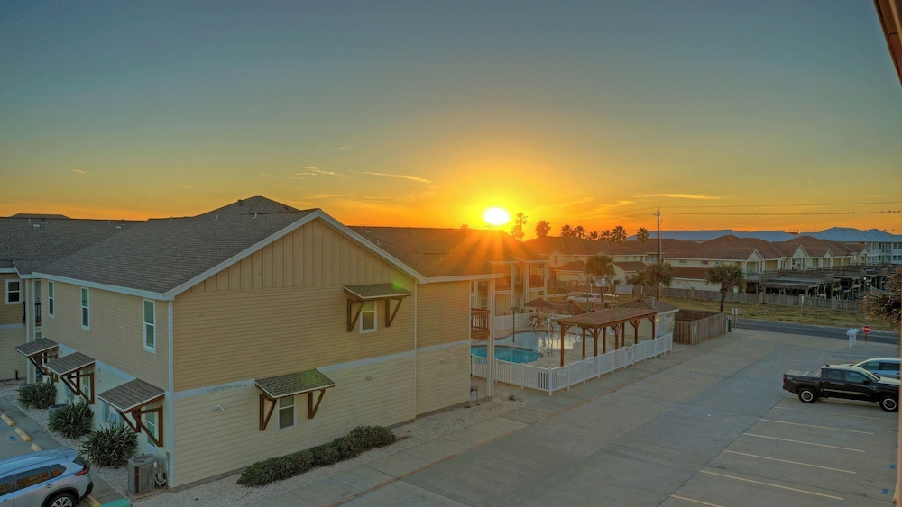 Ocean's 96 by Avantstay Heated Pool + Foosball Table + Media Room + Walk to North Padre Beach