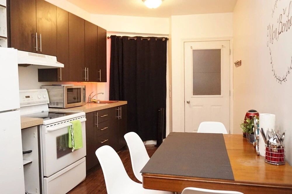 Stylish Apartment, One Bedroom, Parking, Near Everything