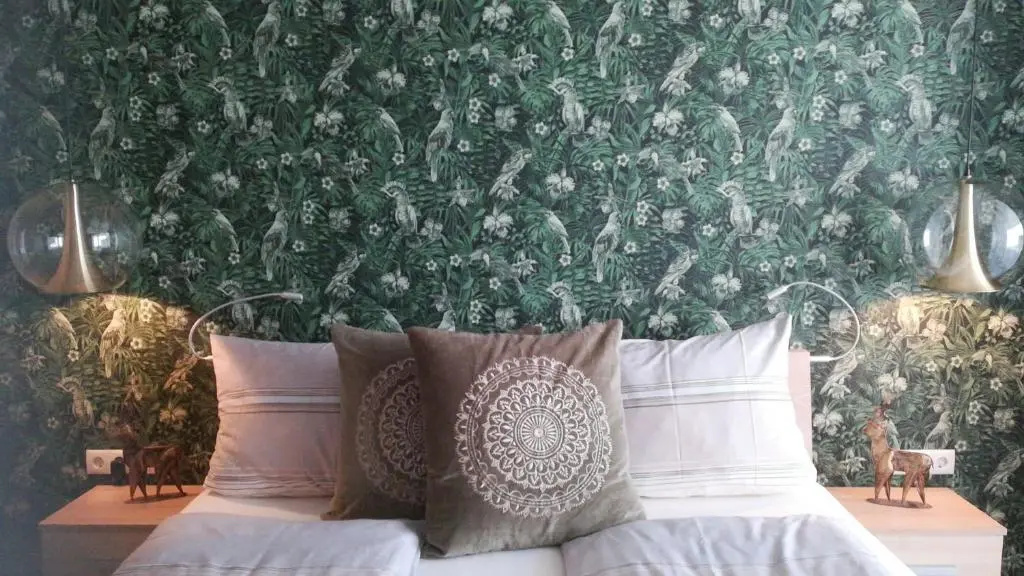 Maurers Schlierseetraum 1 hochwertige Erdgeschosswohnung mit allen Raffinessen erfreut sich auch Urlauber idealerweise für Paar mit Kindern geeignet und Vierbeiner Dank des tollen Zauns auf der Terrasse stylisch und edel von der Ausstattung mit 64 qm