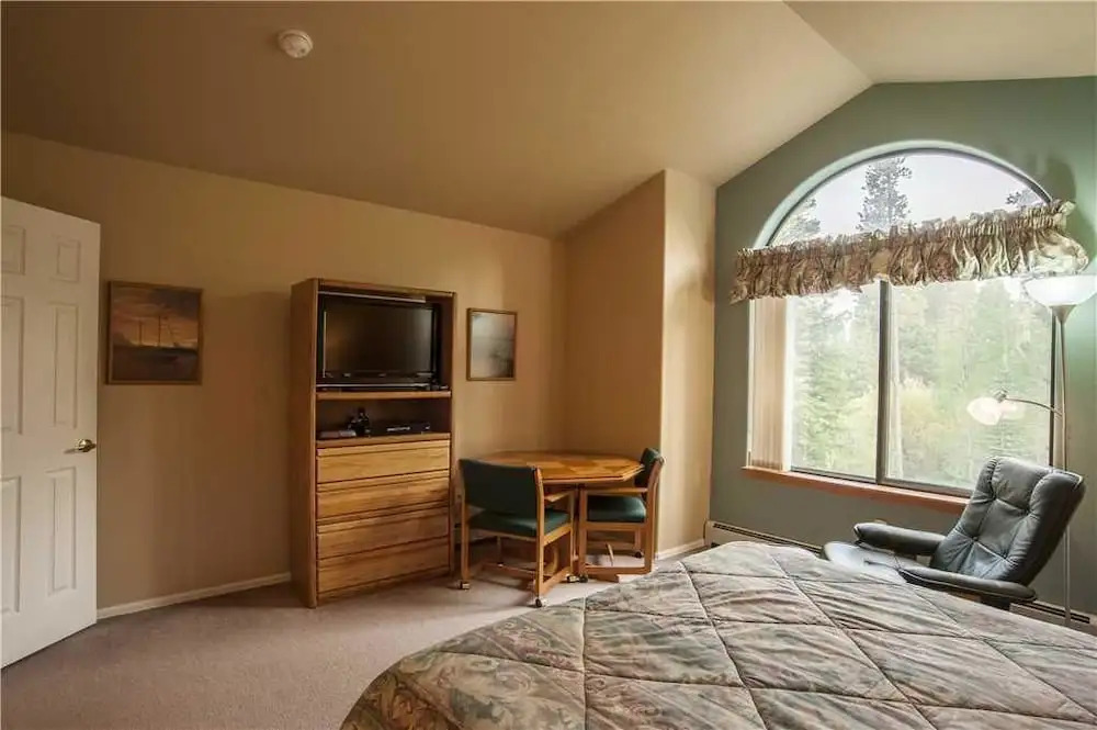 143 Park Forest (Private Home with Hot Tub)
