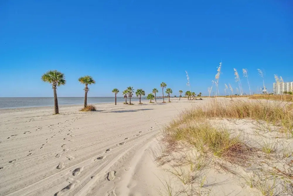 Beachfront Condo w/ Pool Access in Biloxi!
