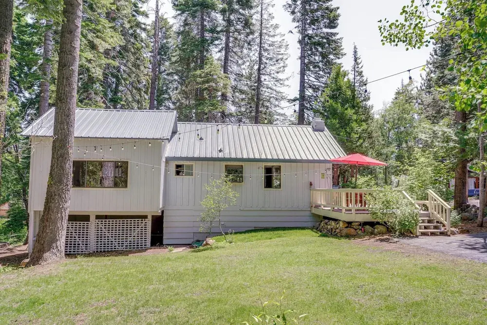 < 2 Blocks to Lake Tahoe: Family Home Near Skiing
