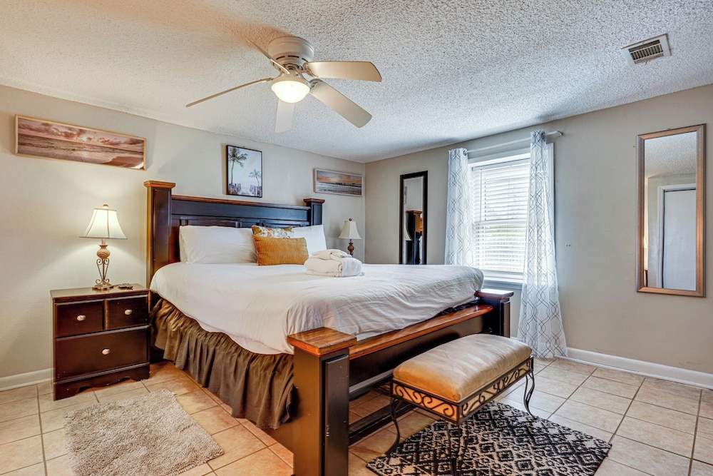 Spacious Charleston Home: Only 3 Mi to Folly Beach
