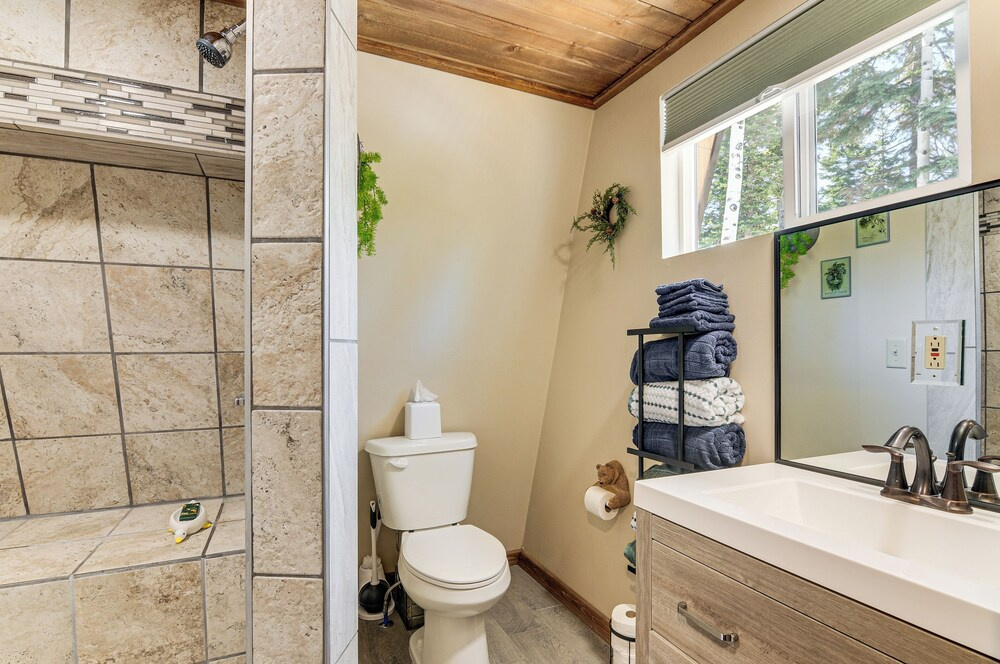 Nature Lovers Retreat! Family Duck Creek Cabin