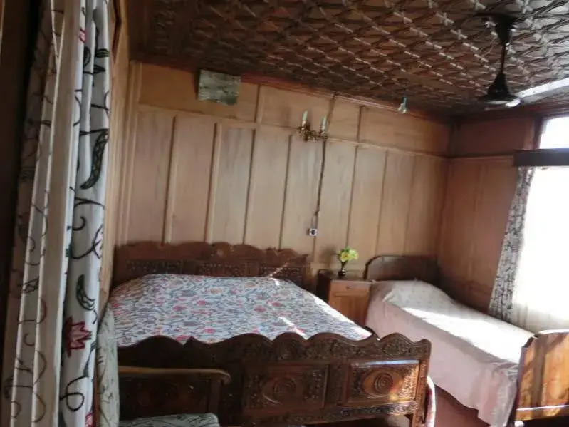 Rajas Palace Houseboat - Kashmir