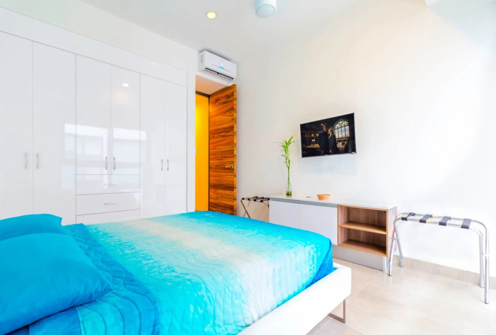 Large 2 BR Close to Beach AC Rooftop Pool
