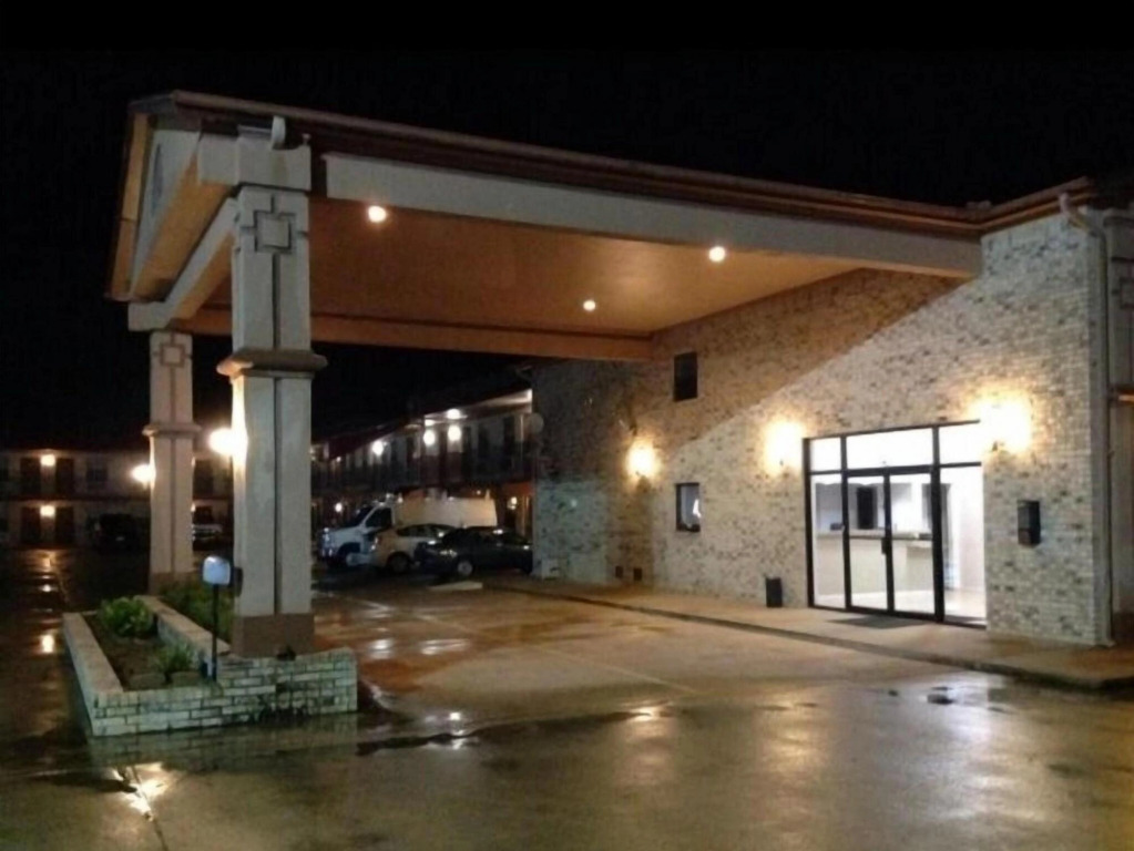Econo Lodge Inn & Suites