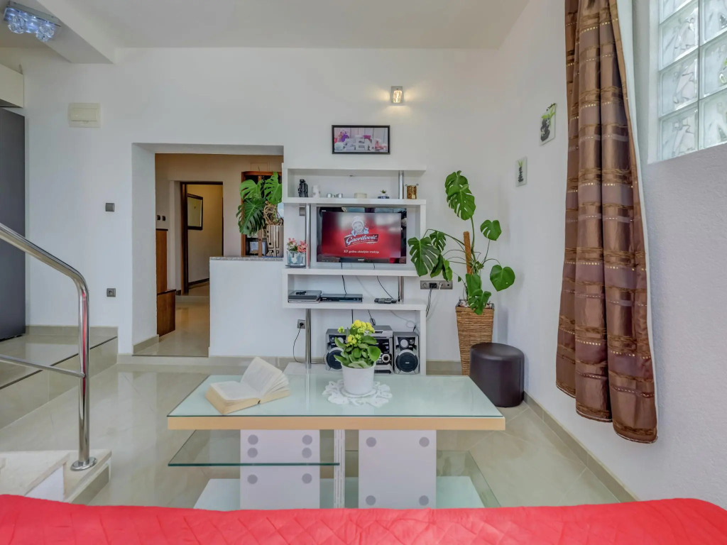 Modern Apartment in Arbanija with Hot Tub