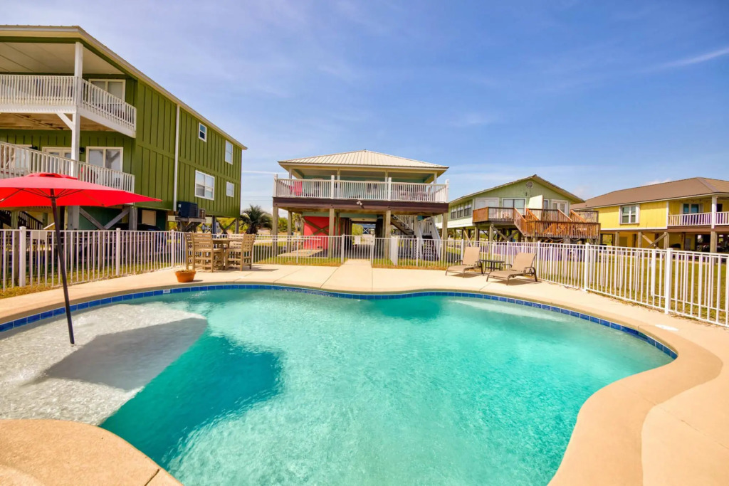Delightful beach house in Gulf Shores with private pool and pet friendly