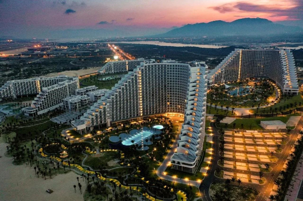 Курортный отель The Empyrean Cam Ranh Beach Resort