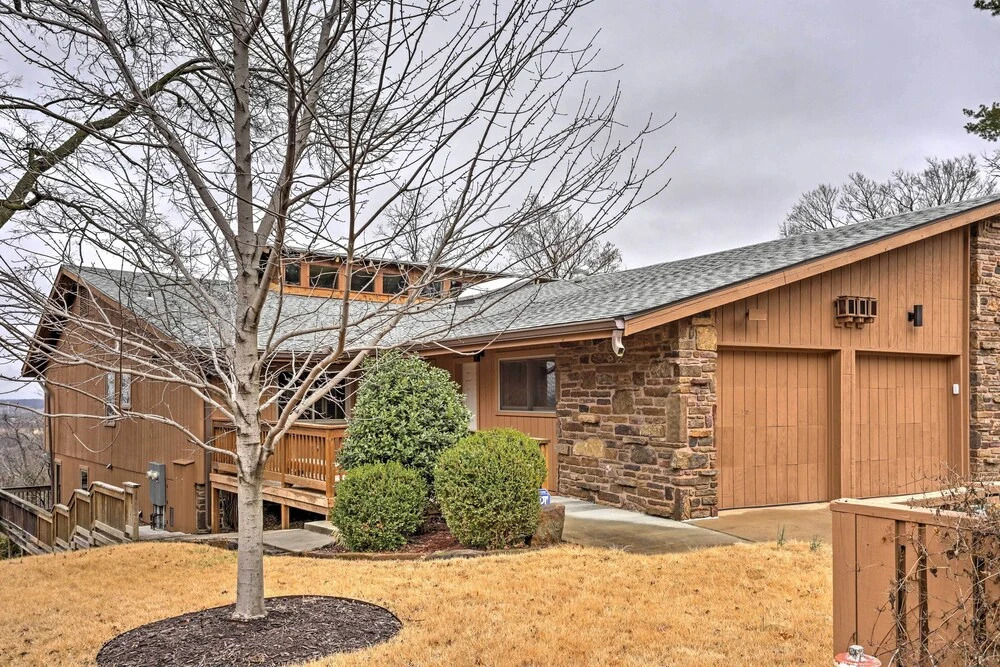 Beautiful Central Fayetteville Townhome w/ Views!