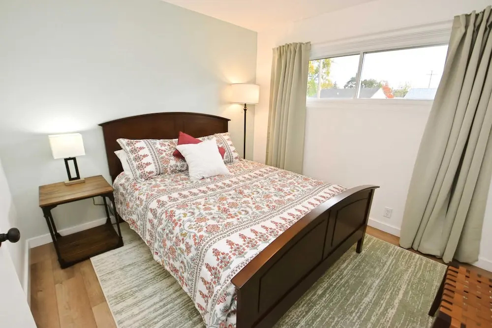 Modern 5 Bedroom Home Sleeps up to 12 15 min Walk to ND 2329