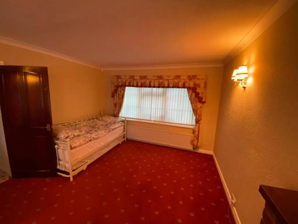 Exquisite Manor House Cul de sac Sleeps 8 & Parking