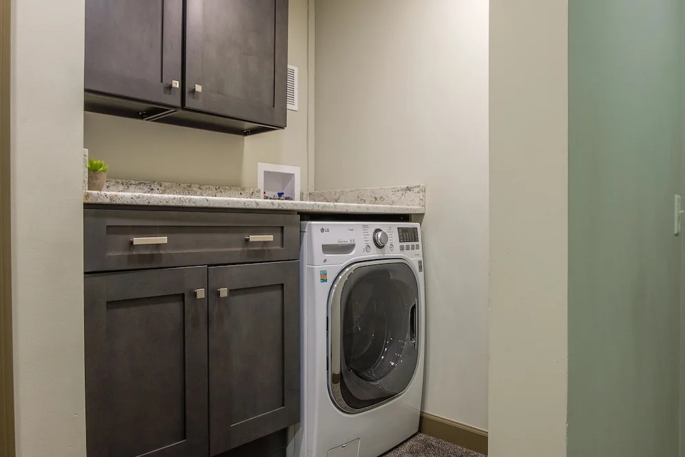 Spacious CLE Apartments by Frontdesk