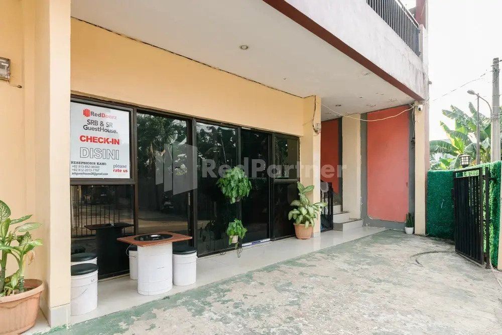 SR Residence near Mall Ciputra Cibubur Mitra RedDoorz