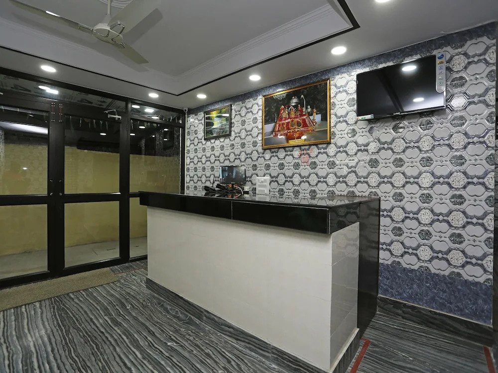 Oyo 27054 New Sundaram