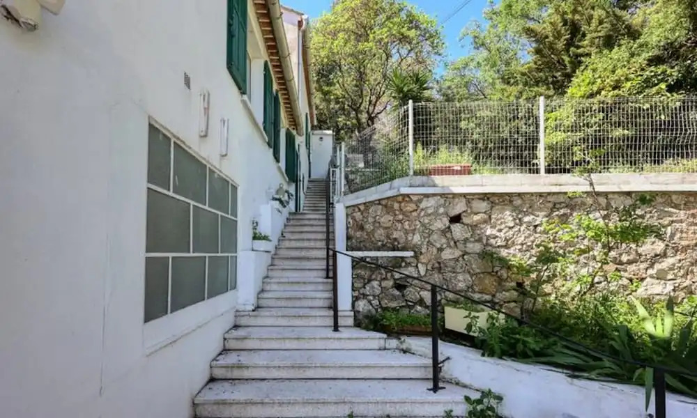 Villa in Toulon With Pool and Mont Faron Views