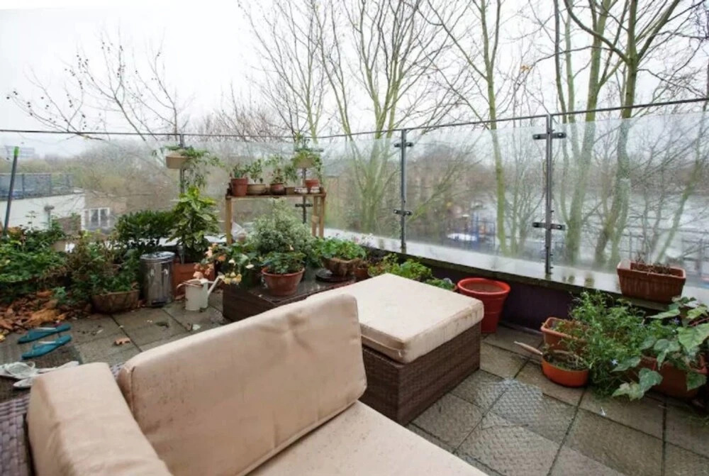 Spacious 2BR Home in Surrey Quays W/terrace