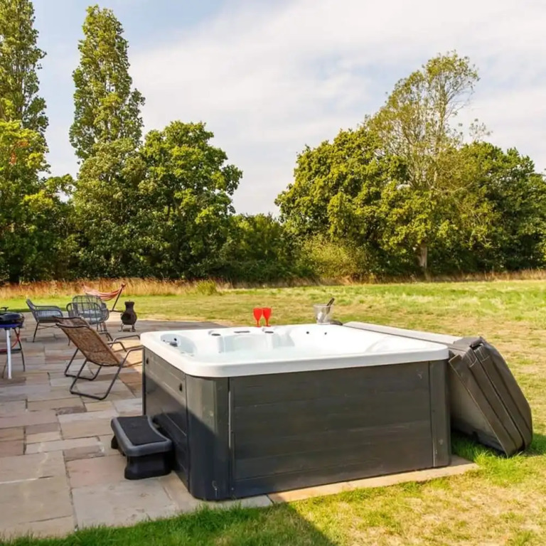 Secluded Barn Style Home With hot tub - Sleeps 12