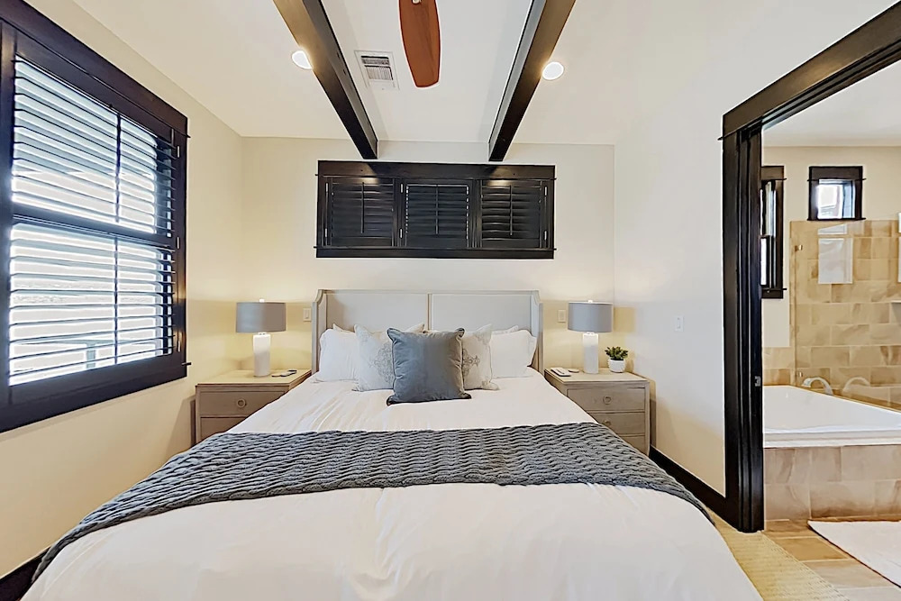 The Reserve: Lakefront Paradise W/ Private Hot Tub 4 Bedroom Home