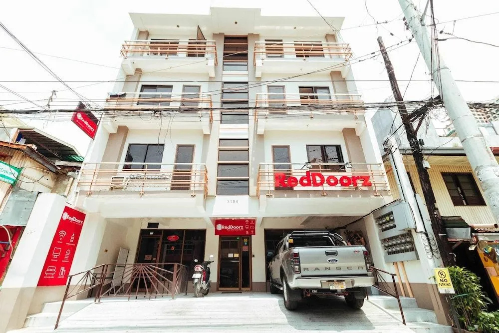 RedDoorz near Little Tokyo Makati