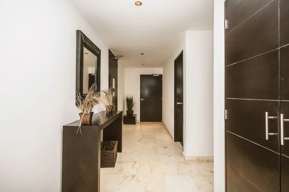 Infinity Pool and Private Beach Club - Luxury Complex The Elements Condos - GH8