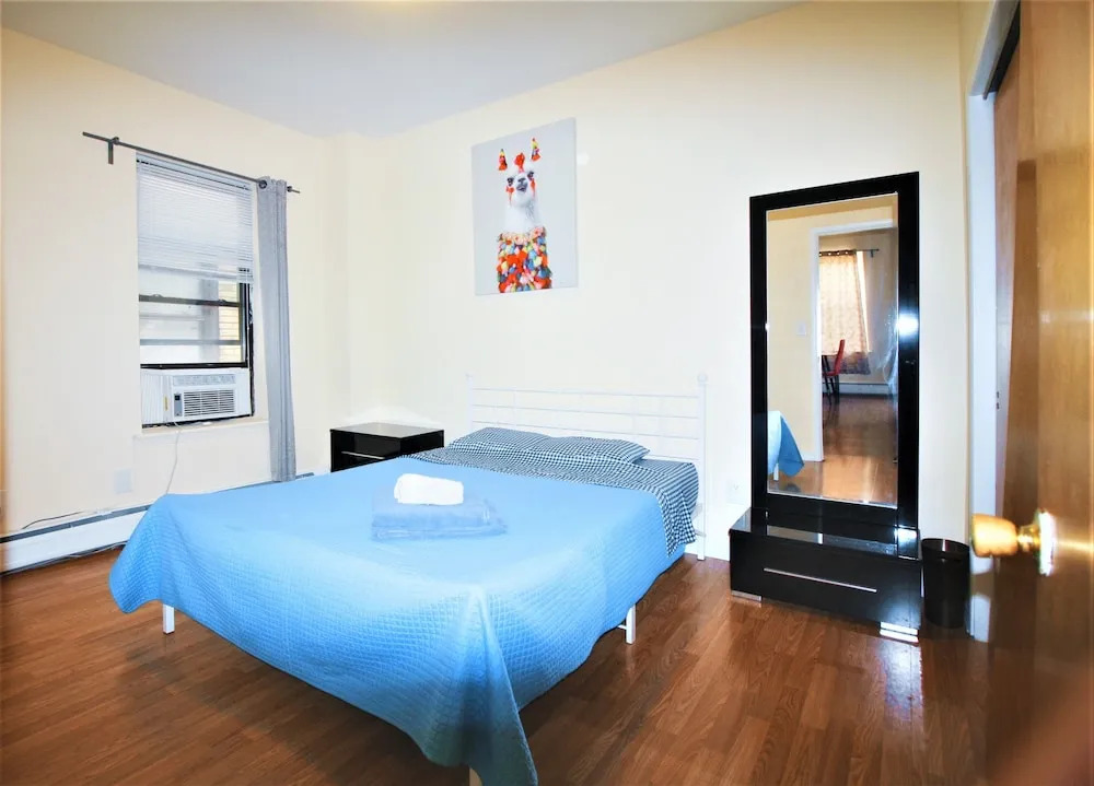 Modern Apartment minutes to NYC