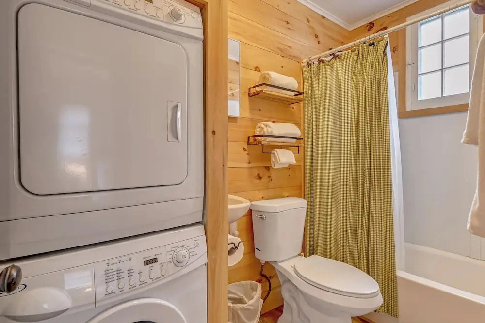 Cabin w/ Shared Beach & Great Views, Walk to Town