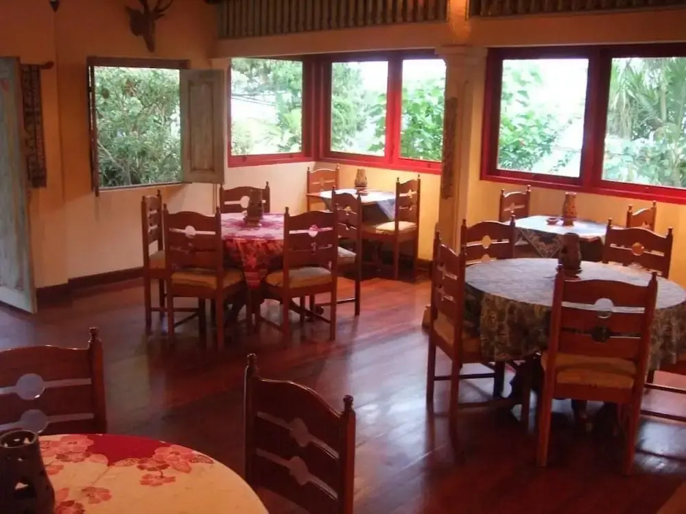 Strawberry Hill Hotel & Restaurant