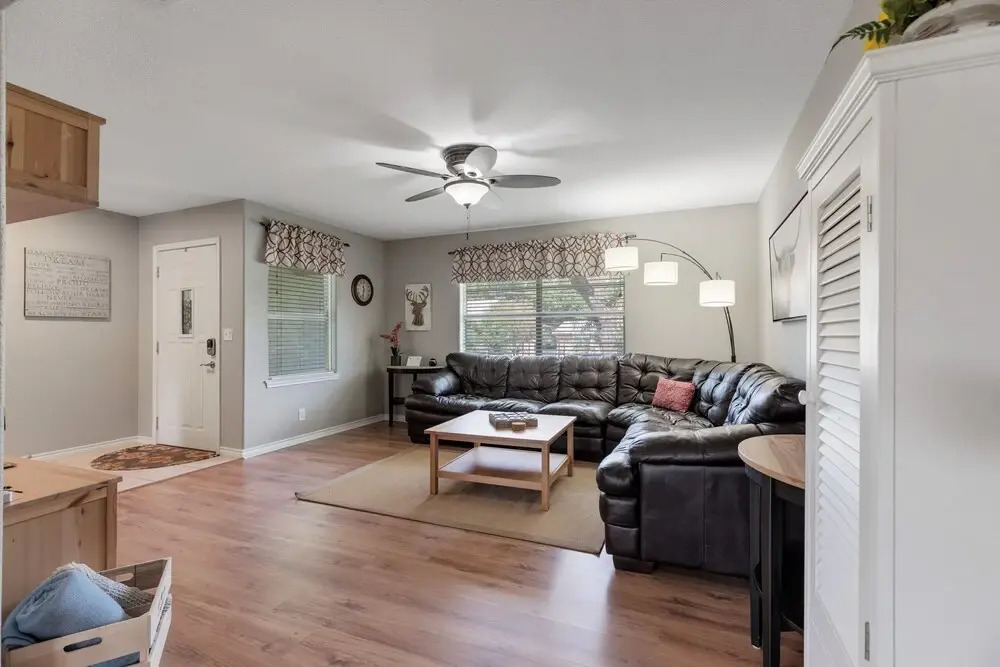 Stylish Home Lrg Yard W/games Grill Hot Tub