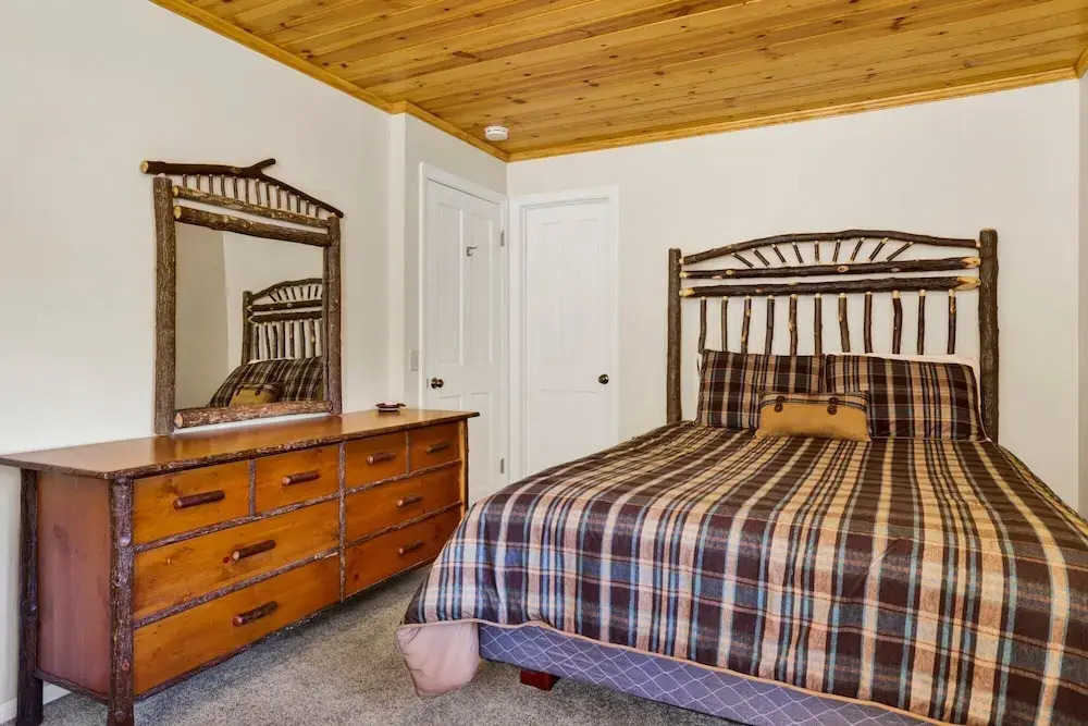 Cove Lakefront Chalet #2098