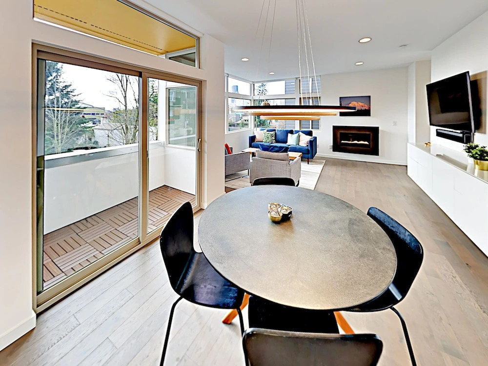 New ! Private Rooftop Deck W/ City Views 3 Bedroom Townhouse