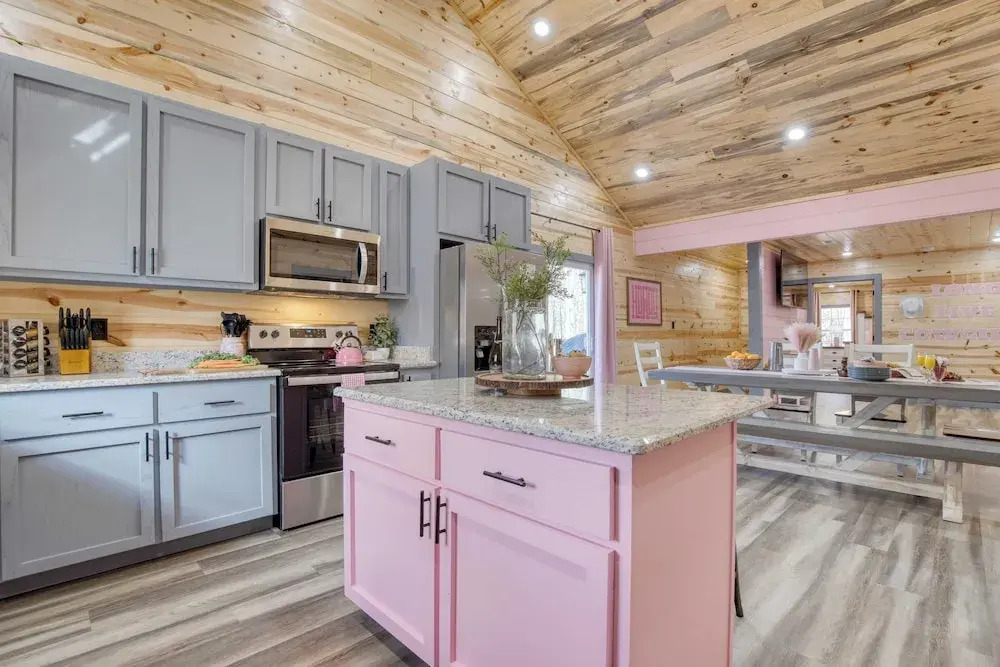 Pink Pines by Avantstay Luxury Aesthetic Dream Home, Indoor Pool, Hot Tub
