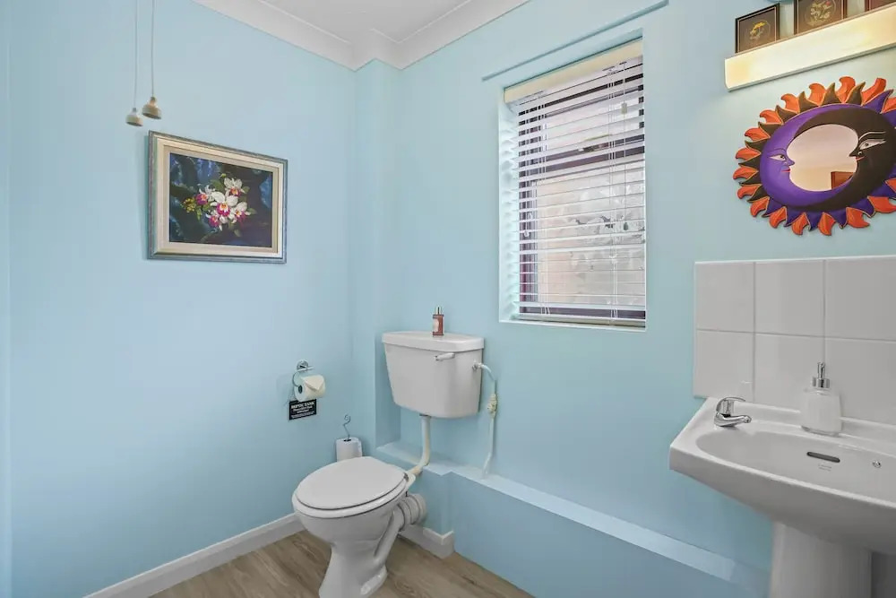 House - Sleeps 6 & Free Parking