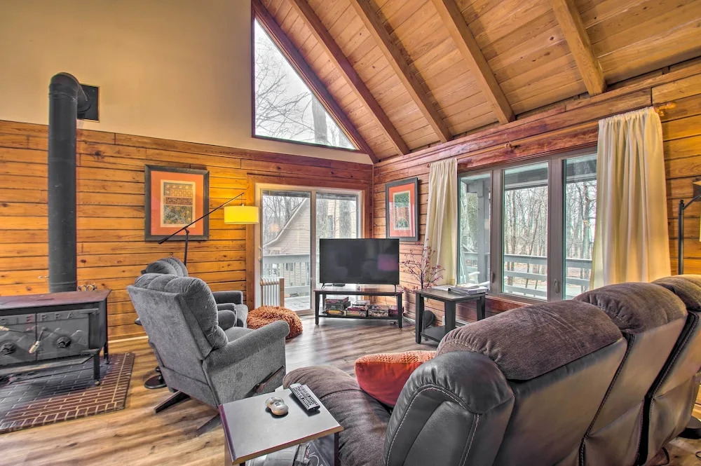 Wintergreen Home w/ Deck - Near Skiing & Hiking!