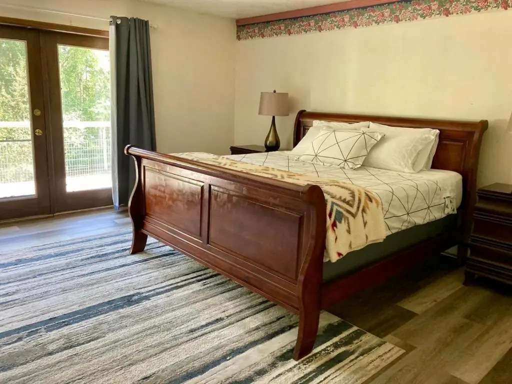 Spacious Resort Style Retreat Sleeps 20