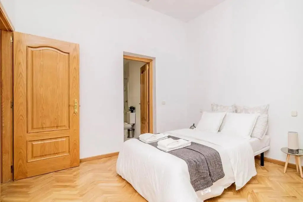 Bello Apartamento en Centro de Madrid, C/Infantas 1-3 by Batuecas